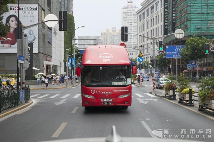 不是宇通也不是比亚迪！拜仁慕尼黑球队“*用御**”的这款红色大巴出自谁家？