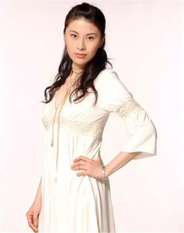 还记得《古惑仔3》被乌鸦拍照的方婷吗？前夫是成龙保镖卢惠光