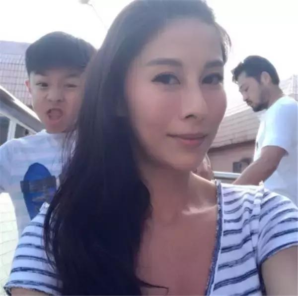 还记得《古惑仔3》被乌鸦拍照的方婷吗？前夫是成龙保镖卢惠光