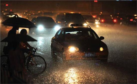 雨天上路必备的五个技巧,新手如何克服雨天开车