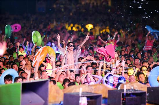 三万人都能玩转的水世界乐海水世界酷玩电音节冰爽开启