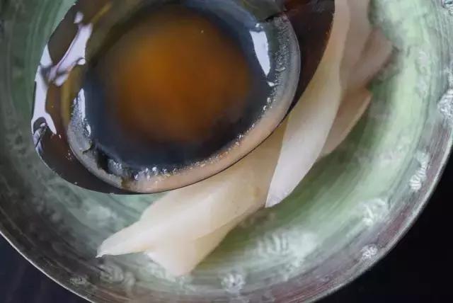 三伏天不吃饭也要买一件棉麻衫,三伏天不开空调吃饭一身汗