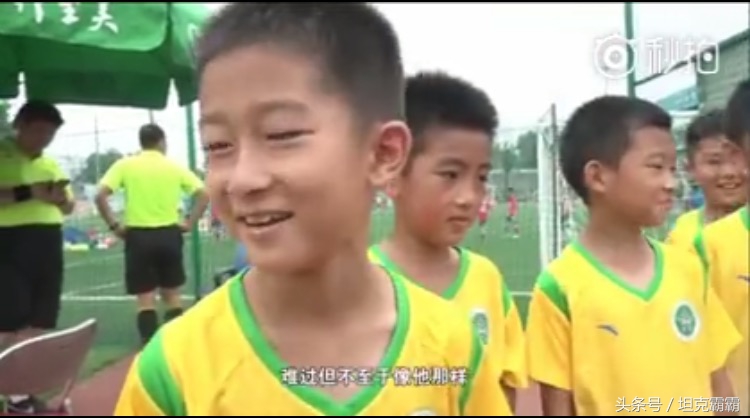 国足，这里有个好苗子！输了球的小队长哭着说，我跟三个傻子在踢球