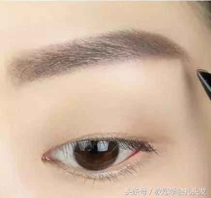 终于知道为什么明星们都爱扎这款气质甜美蛋卷头，迷人优雅又时尚，快来试试吧