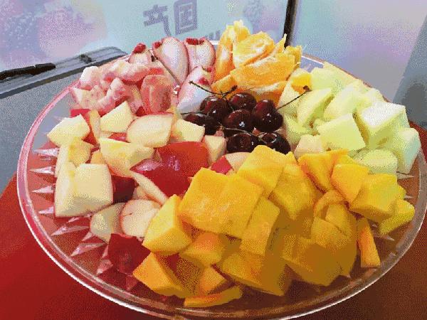 章丘高温天的终极必杀技！这家高颜值咖啡馆要被挤爆了！甩给你1块的果汁票子要不要！