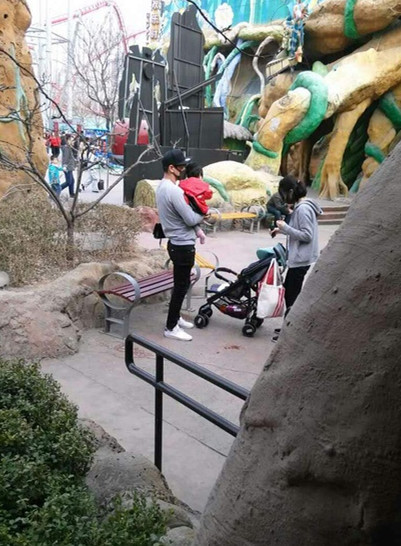 张亮天天抱猫照,张亮一家四口旅游视频