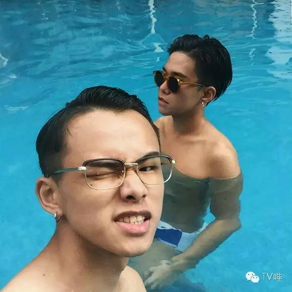 靠一只马克笔化妆为人间*物尤**！深扒网红艾克里里和他的娇喘助理！