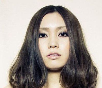 脸大卷发发型女2020流行发型40岁,脸大弄什么短发好看