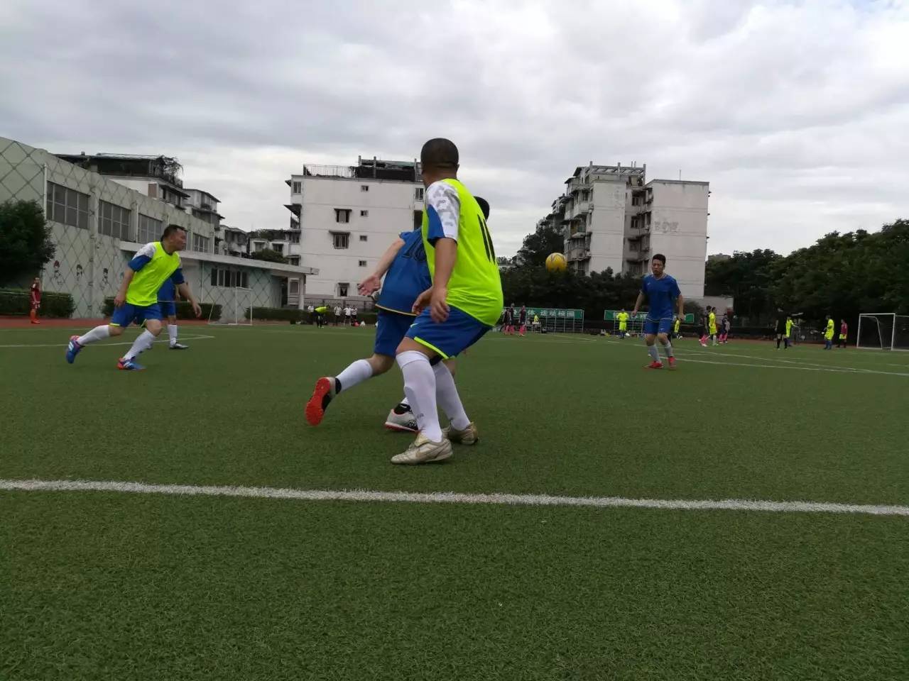 足球少年展风采,看足球的小朋友