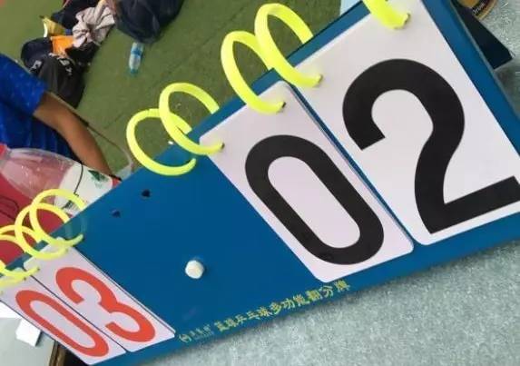 足球少年展风采,看足球的小朋友