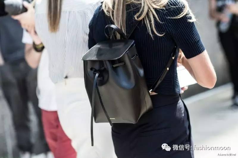 夏天适合背双肩包吗,夏天背双肩包还是斜挎包好看