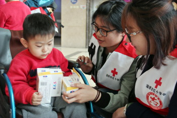 用行动诠释温暖与奉献,奉献社会传递温暖