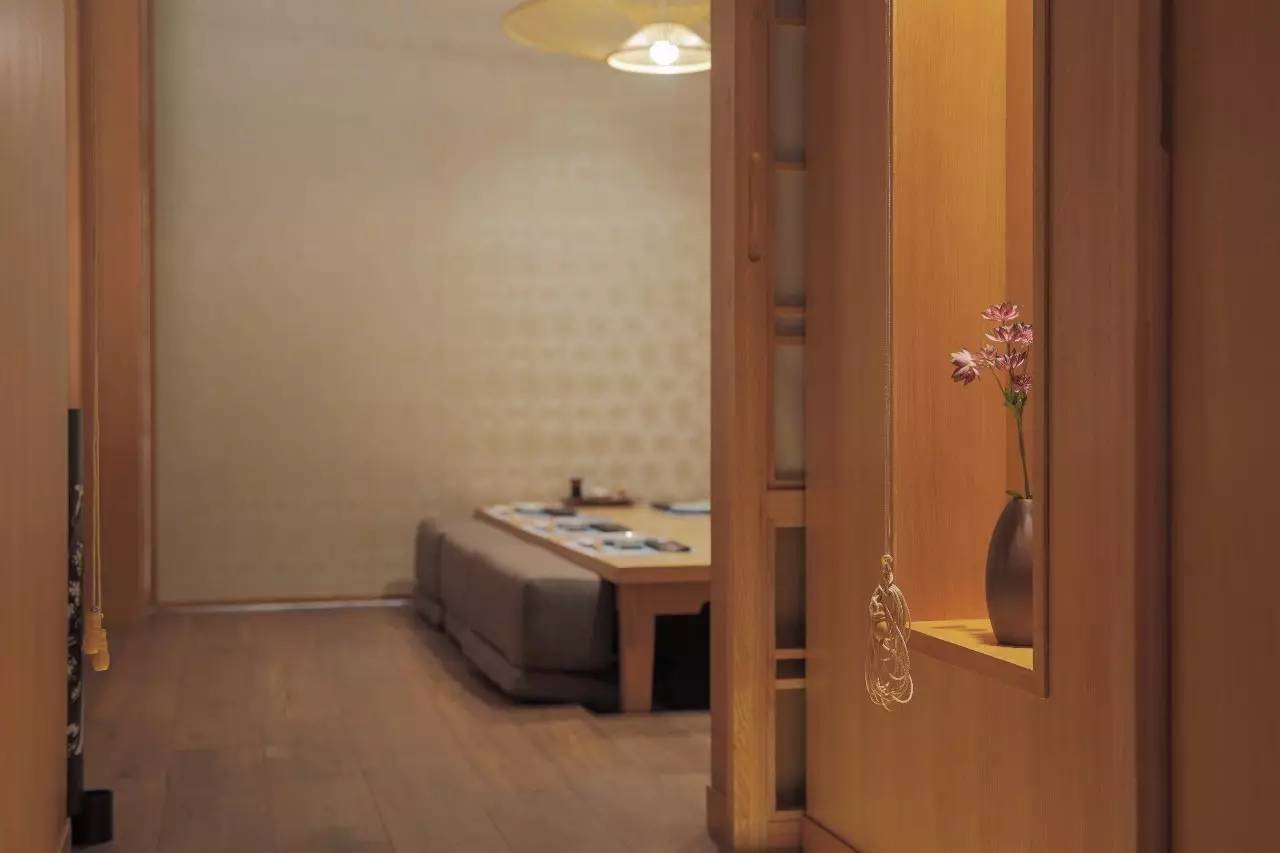 连曼殊都要去请教的日料教父，在捧红了杭州顶级日料后，竟然独自在解放路开了家亲民的料理小馆……