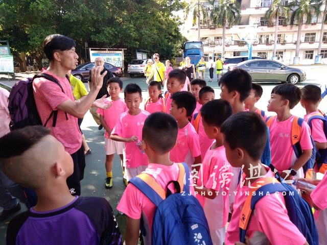 足球是打的还是踢的,足球是进框得分还是到白线就得分