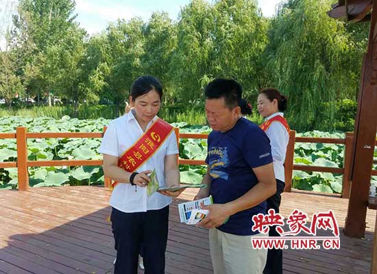 淮阳联社借力“荷花节”开辟宣传新阵地