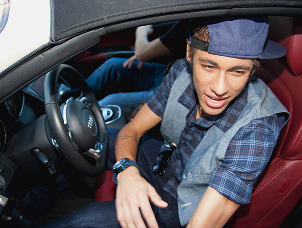 大巴黎2.2亿欧强挖内马尔？内少座驾可谓“平民”至极