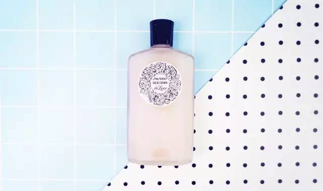 价格700左右的爽肤水,4900元的化妆水