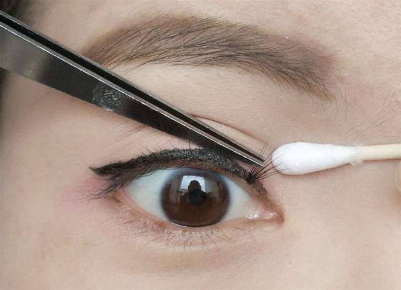 眼线总是晕到上眼睑怎么弄,眼线怎么才不会晕妆