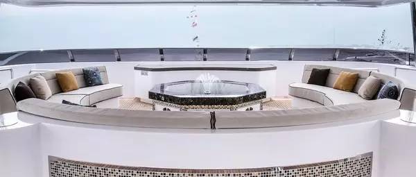 「文化」阿联酋再创新壕举，镶满水晶宝石47米游艇下水