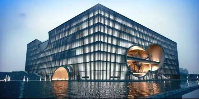 “幸运草”、“水晶盒”……这些地铁、公交站附近竟有如此魔幻的建筑