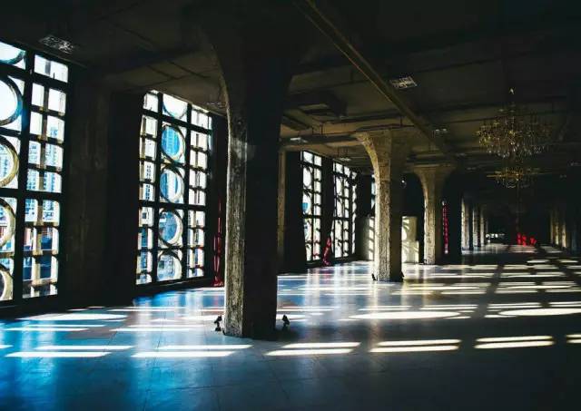 “幸运草”、“水晶盒”……这些地铁、公交站附近竟有如此魔幻的建筑