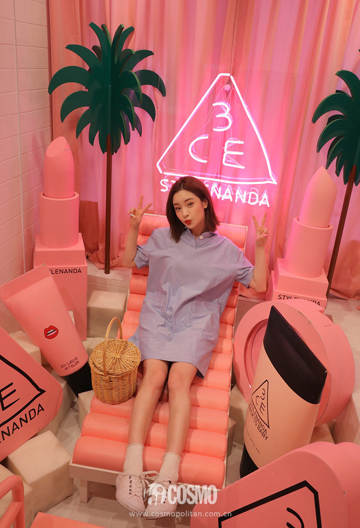 这些衣服太好看每件都想买，老板能预支下月工资不？