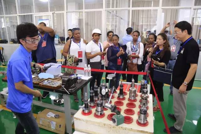 车祸父亲当场去世6岁女儿获救,父亲车祸去世母亲找外公求助后续