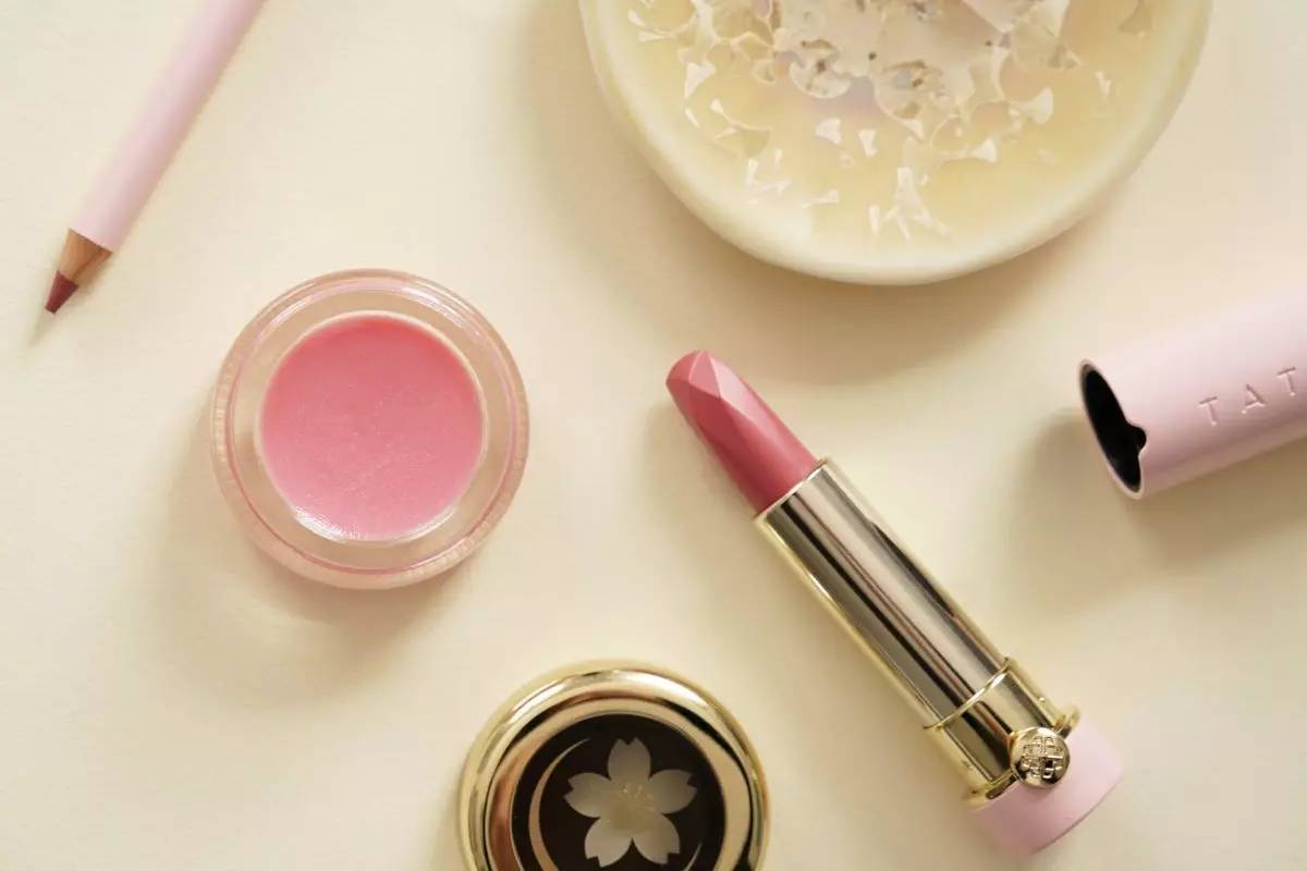 一起来看看这6款高颜值唇膏,10支最适合秋冬的唇膏