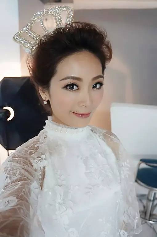 “莫澳欣，你设计的服装哪里可以买得到？！”