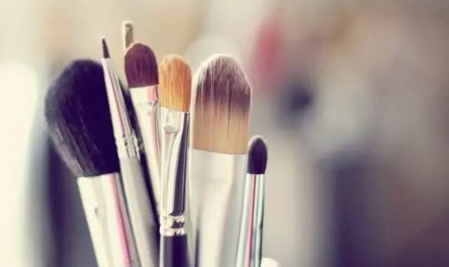 脸上有痘痘和痘印能用粉扑吗,化妆品过敏痘印怎么消除