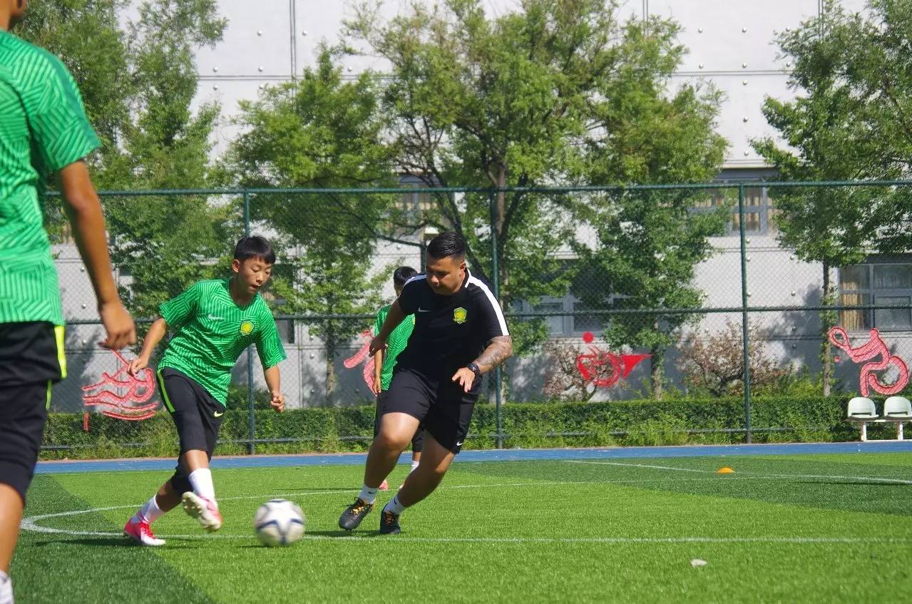 「开场哨」里皮:中国孩子只打乒乓球,重视青训是好的开端;国安青训外教:球员文化程度决定职业生涯高度;富力青训藏中国足球神童