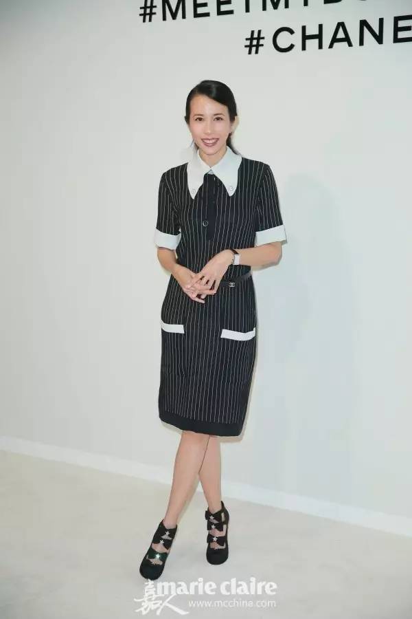 领口黑丝带搭得好时尚Icon，搭不好隔壁村服务员阿花