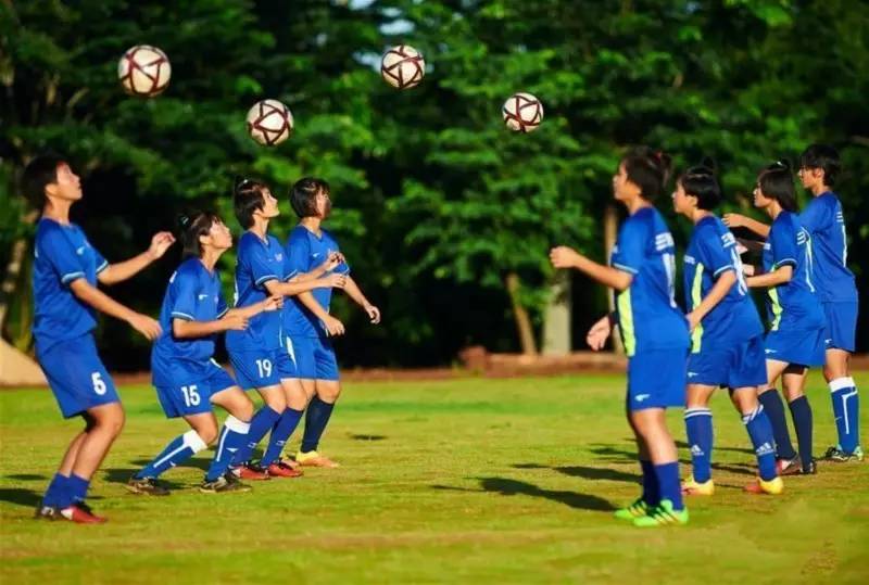 这群15岁就会结婚的女孩，一边捡垃圾一边踢球，竟连续三年勇夺世界冠军