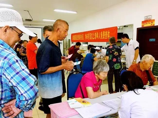 为关爱老人的小伙子点赞,关爱老人为村两委点赞