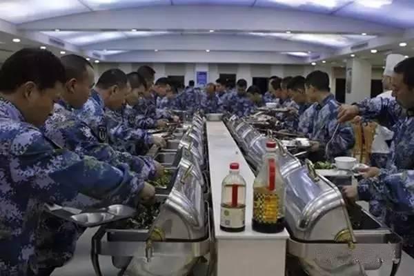 中国军兵的伙食,现在中国潜艇官兵每天的伙食标准