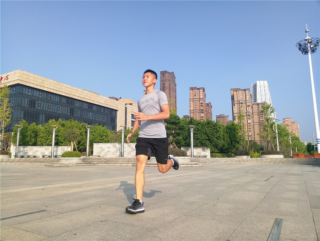 李宁弧型跑鞋,极致软弹跑鞋李宁