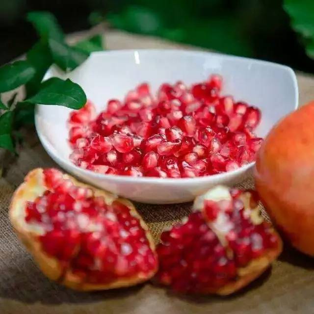 不用刀剥石榴怎么剥更快,怎么用手剥石榴剥得快