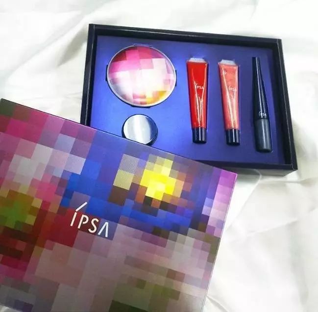 腮红金震惊了手机界？美妆界老司机们却早就开始在圣诞限定上作妖了~