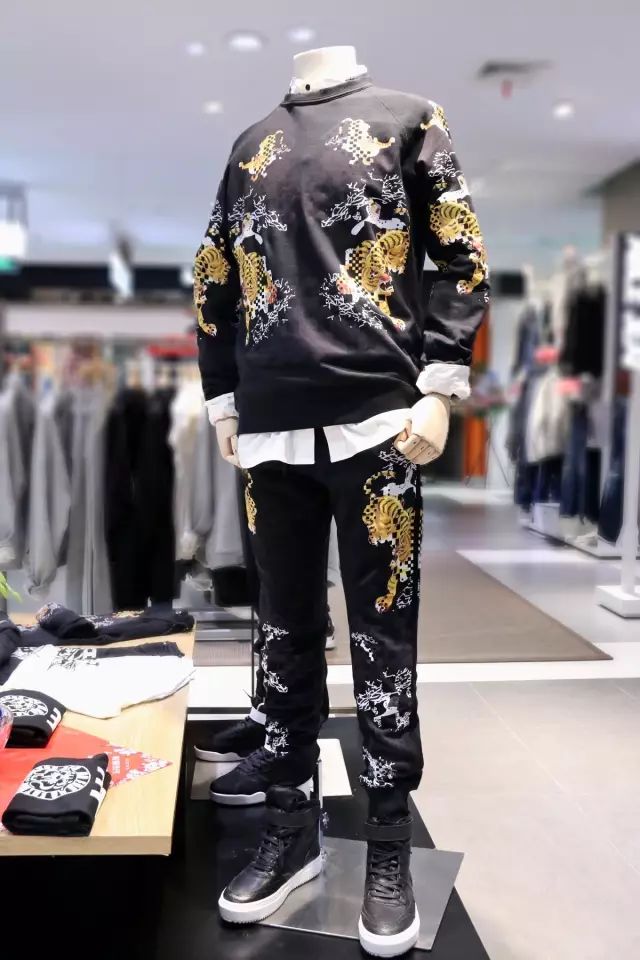 花一件钱买三件衣服,花一件的钱拿两件