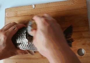 用刀可以刮去鱼鳞吗,用起来太方便刮鱼鳞几秒轻松搞定