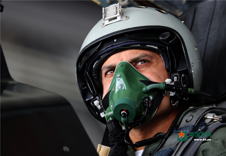 相约长空：巴方空军少将体验飞行中方先进战机