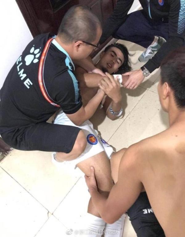 中甲保级战浙江毅腾球员疑似遭安保殴打，比赛一度中断