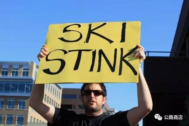 滑雪场鞋子衣服很脏,滑雪场的滑雪鞋臭怎么办