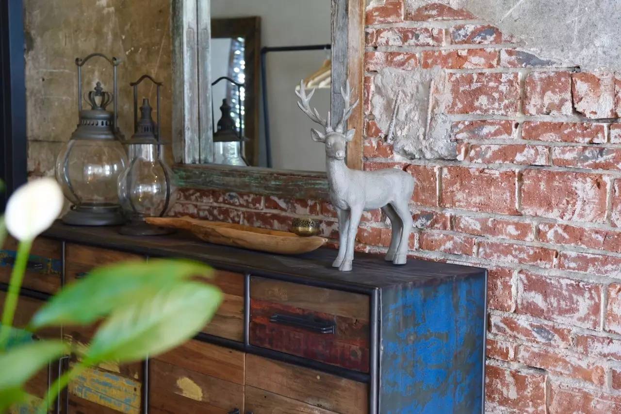 70后文艺大叔跑到这个“会吃福建人”的城市，用花砖、雪茄和伏特加，把废弃的修船厂变成最会撩妹的床