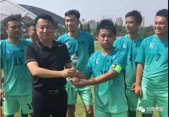 庆祝足球队夺冠,豫冠联赛信阳足球