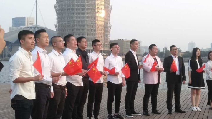 70多岁的老太太深情歌唱祖国,让我们一起歌唱祖国