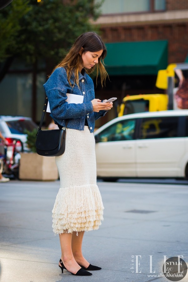 牛仔外套里穿什么,牛仔外套里穿什么比较好