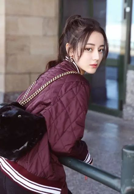 迪丽热巴包包里的东西,迪丽热巴甲壳虫包包