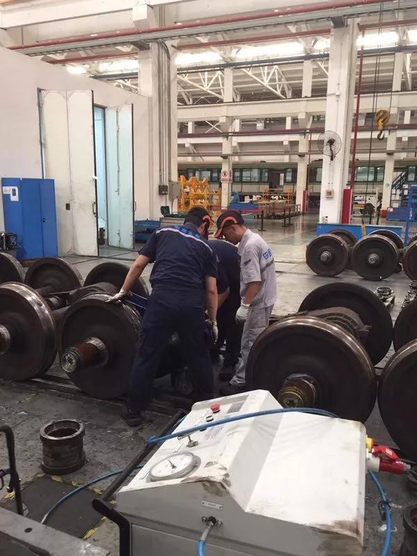 「长假Day5」“十一黄金周”你放假我保驾:幕后地铁人在忙些啥?