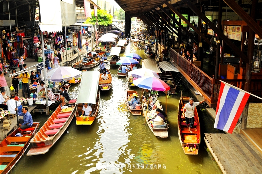 坐着小马车去赶集,坐着大巴去赶集